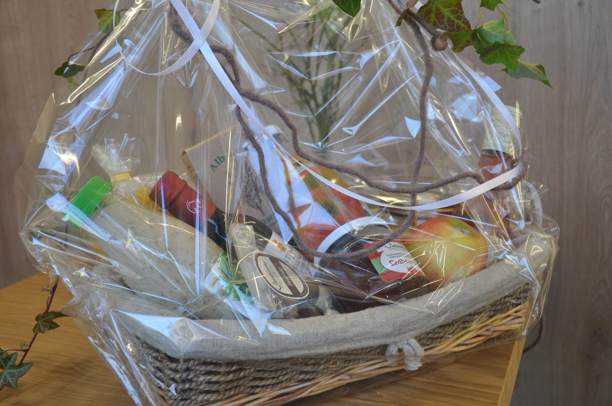 Geschenkkorb mit regionalen Produkten aus dem Hülbener Dorfladen