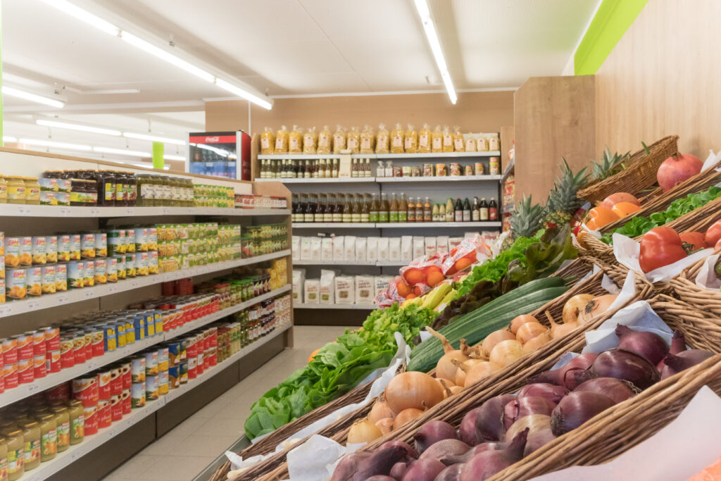 Regale mit regionalen Lebensmitteln und frischem Gemüse